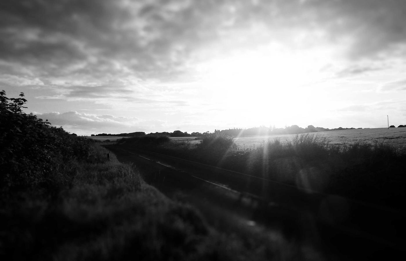 Изображение неонового города в стиле киберпанк